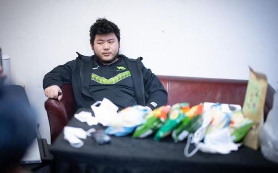 LPL美女主持骆歆大胆表白bin哥引发网友热议